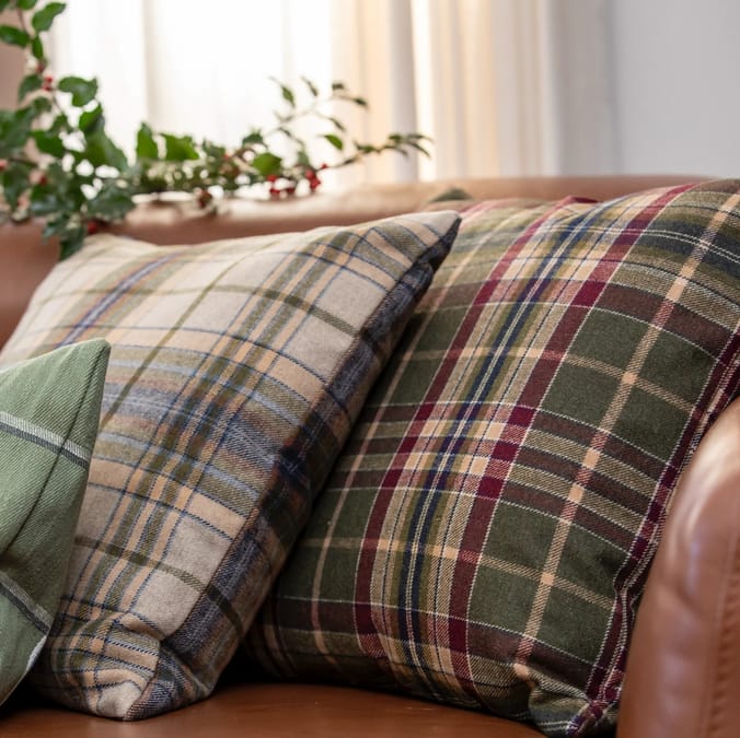 Pillows with glencheck pattern